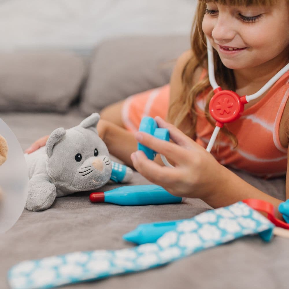 Examine Treat Pet Vet Play Set Third Alternate Image