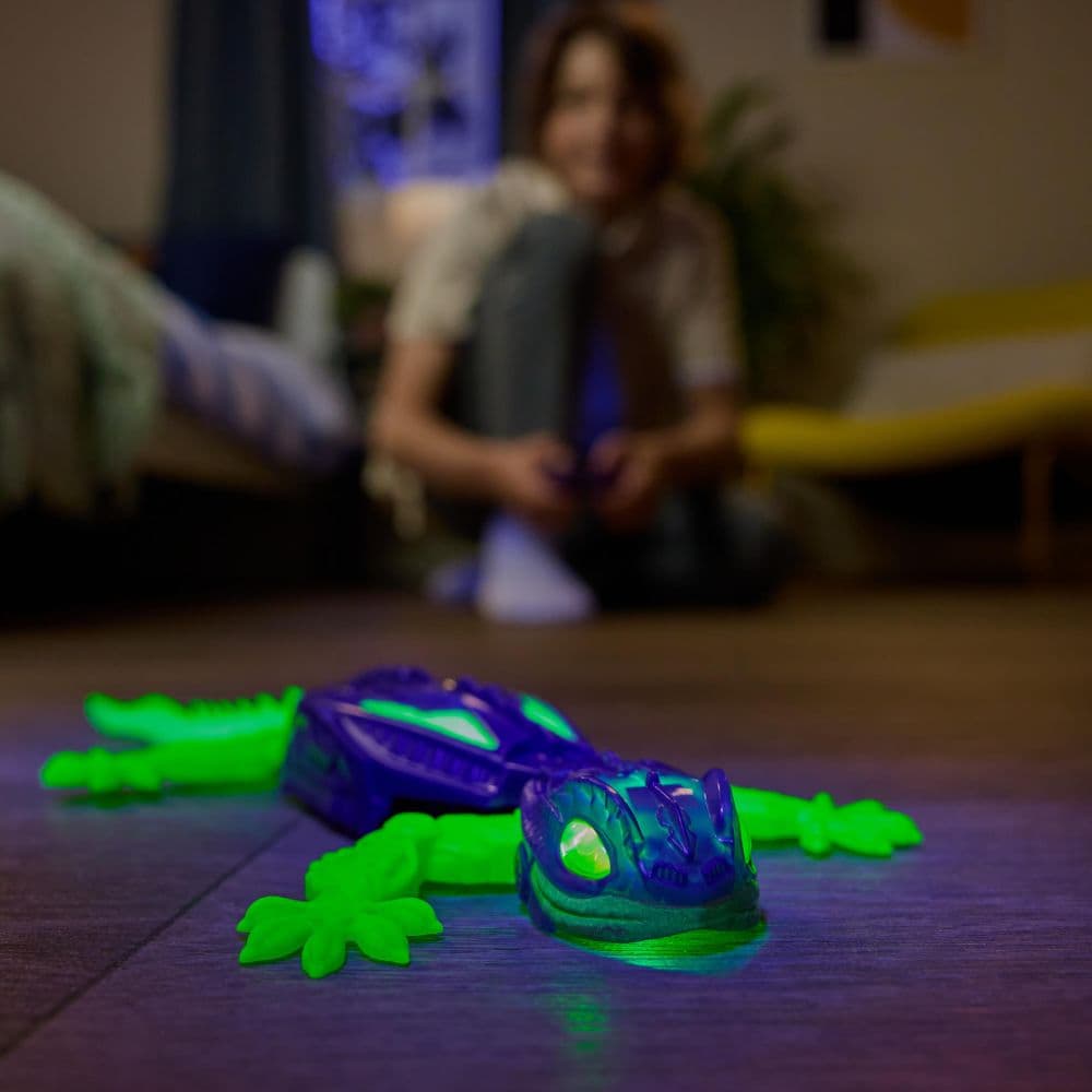 Hex Bots Glow-in-the-Dark Wall Crawler Gecko Eighth Alternate Image