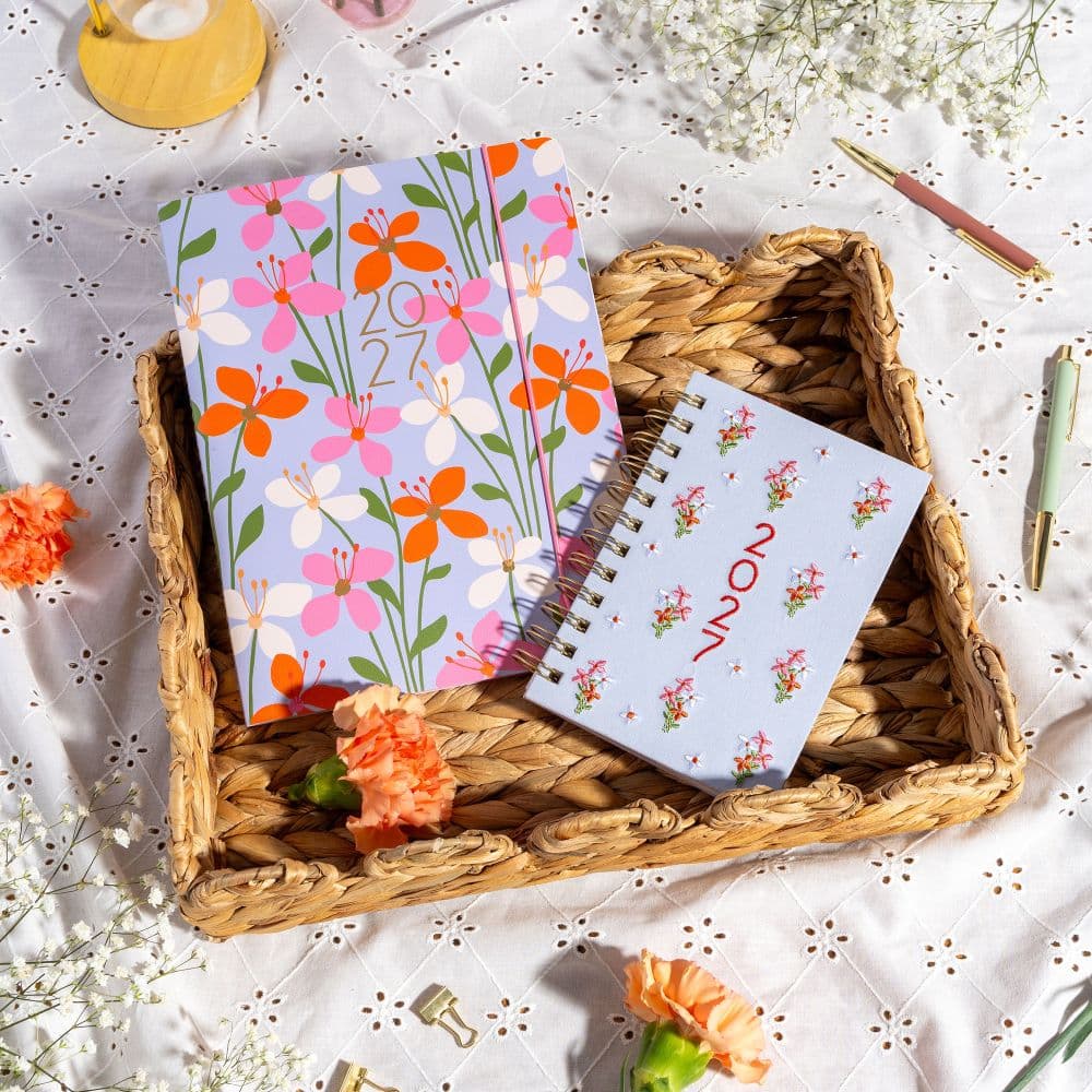 Secret Garden English Spanish Bilingual Just Right 2027 Monthly Planner Fifth Alternate Image