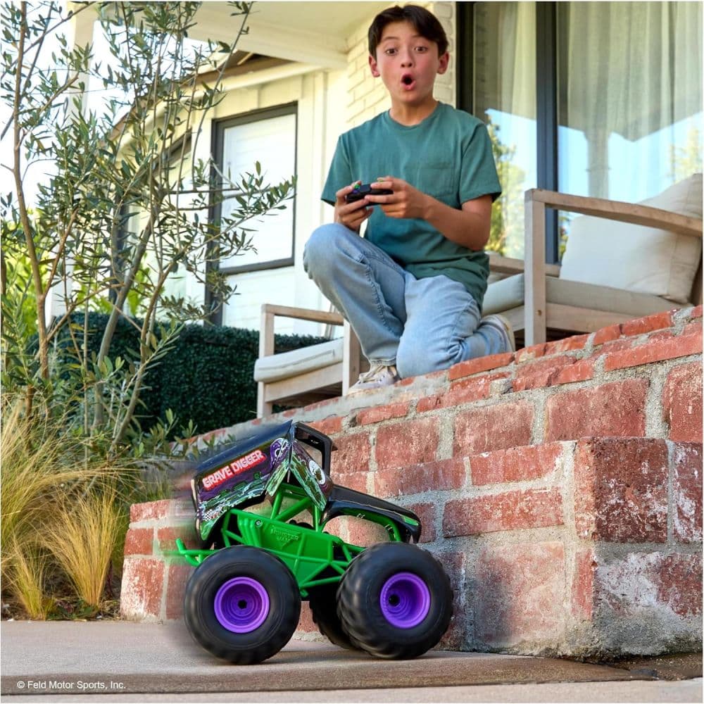 Monster Jam Smash and Bash Grave Digger 1:15 RC Truck Third Alternate Image