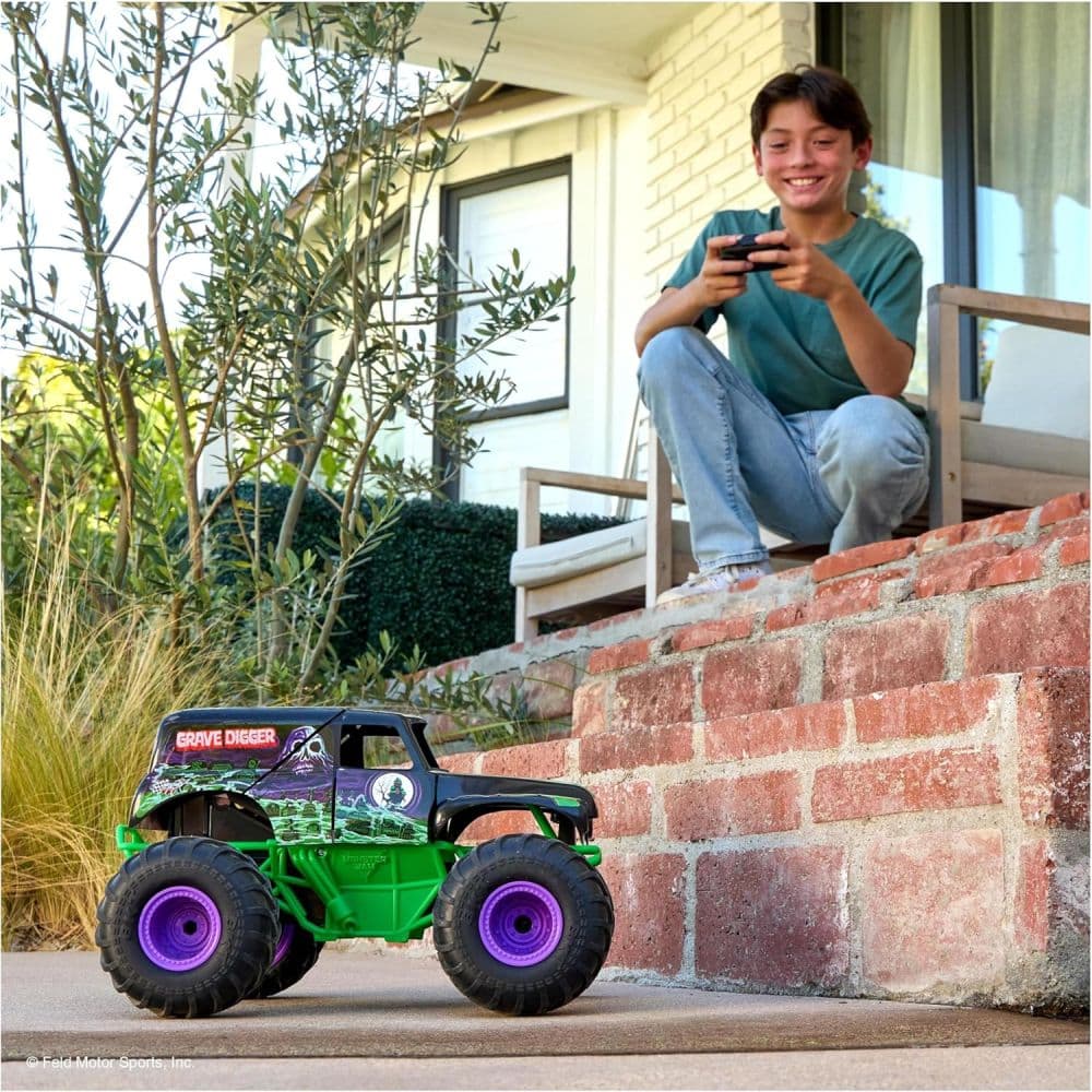 Monster Jam Smash and Bash Grave Digger 1:15 RC Truck Second Alternate Image