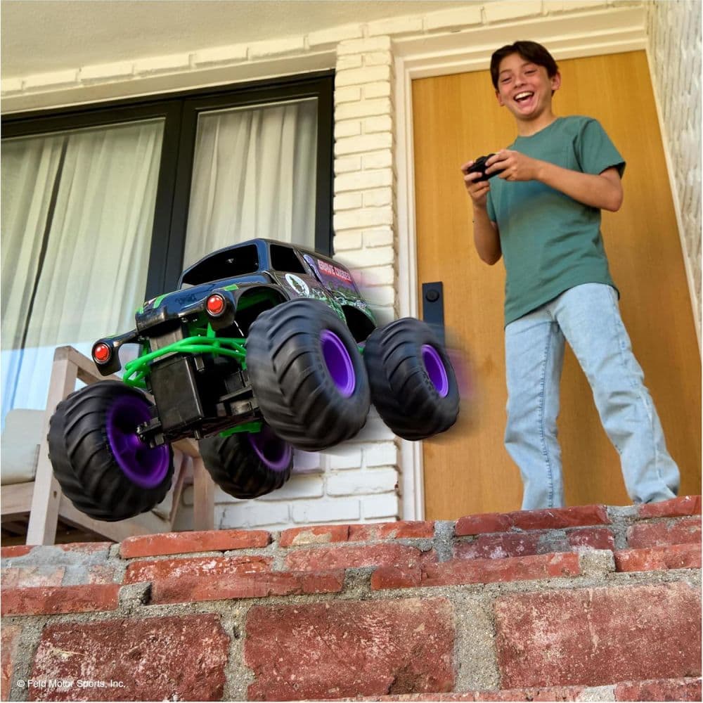 Monster Jam Smash and Bash Grave Digger 1:15 RC Truck Fourth Alternate Image