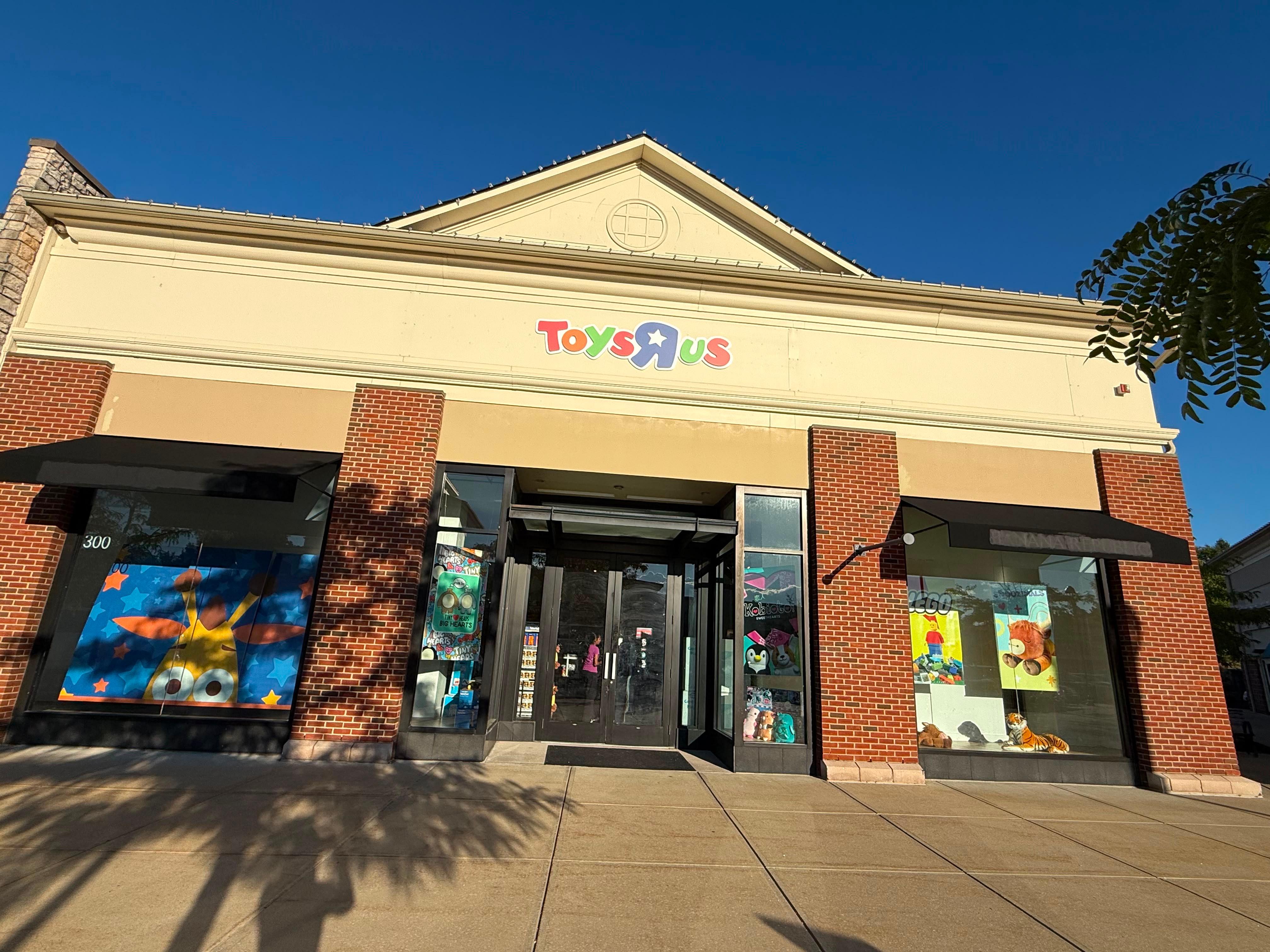 Shops at Evergreen Walk CT