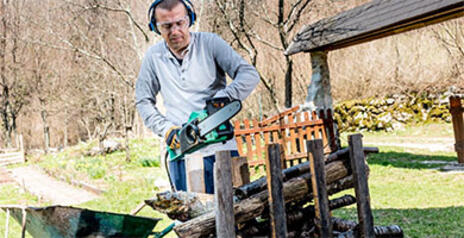 Read Article on How to use the Chainsaw Safely 