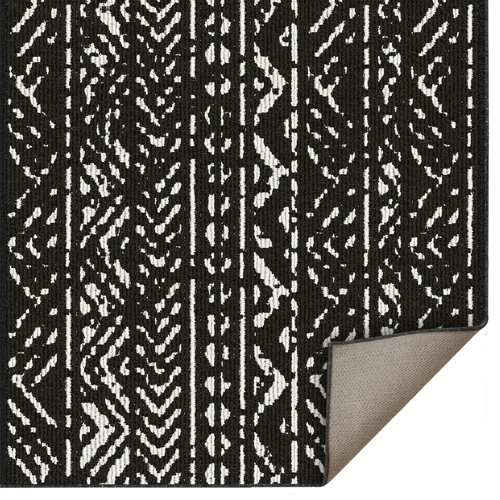 20.5"x32" Washable Accent Rug with Non-Skid Back, Black & White